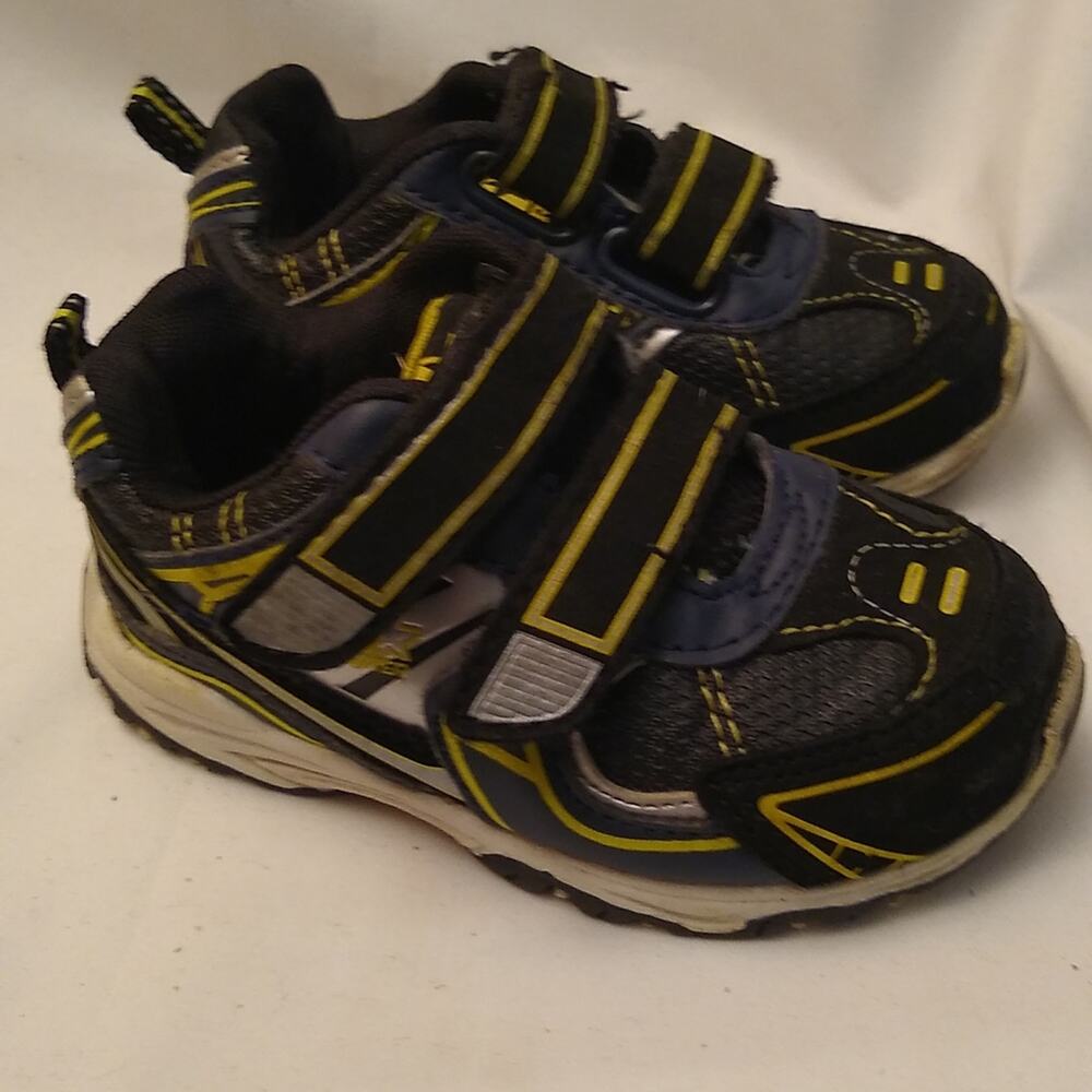 Starter boys toddler size 7 athletic shoes.